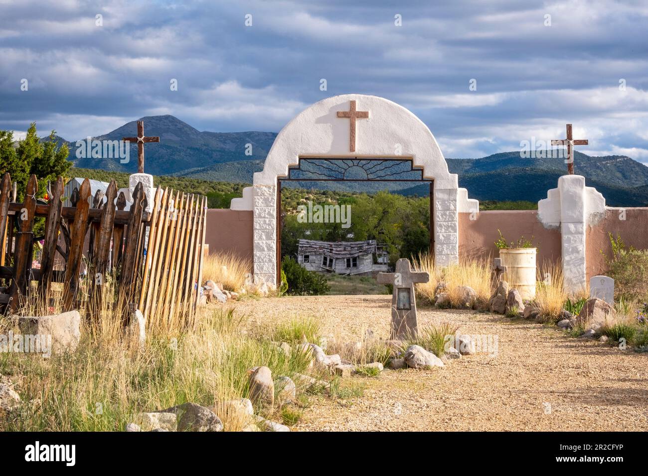 Church gate and cemetery at San - Church Gate And Cemetery At San Francisco De Ass Catholic Church Golden New Mexico Usa 2R2CFYP 