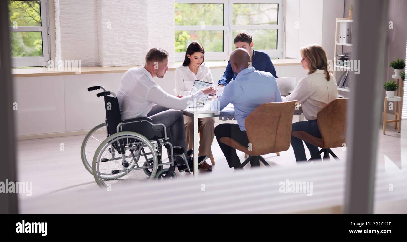 Diverse team in workplace hi-res stock photography and images - Alamy