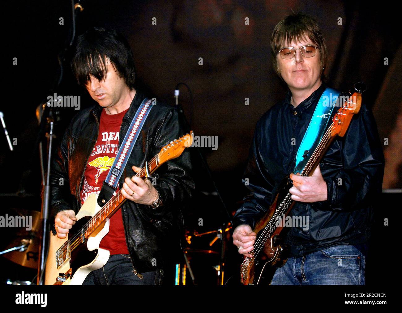 File photo dated 28/01/06 of former members of The Smiths, Andy Rourke (right) and Johnny Marr, on stage during the 'Manchester Versus Cancer' charity concert, held at the Manchester Evening News (M.E.N.) Arena in Manchester. Mr Rourke has died aged 59 after a 'lengthy illness with pancreatic cancer', his former bandmate Mr Marr has said. Issue date: Friday May 19, 2023. Stock Photo