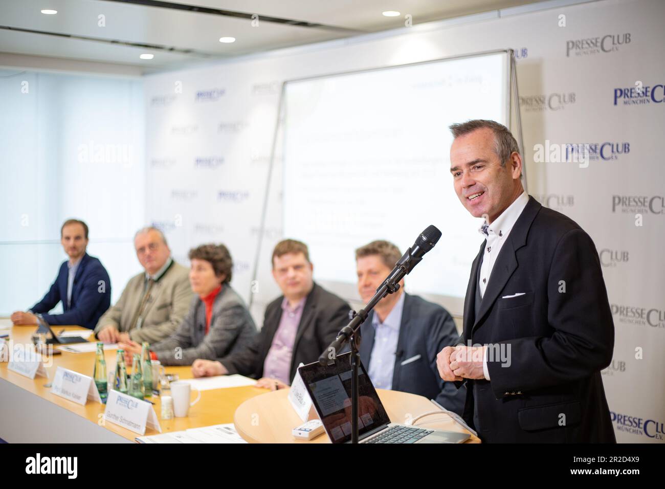 Munich, Germany. 17th May, 2023. Bastian Kremer, Michael Jaeger, Dr. Christina Beck, Prof. Markus Kaiser, Gunther Schnatmann, Uwe Brueckner at the event of the Association of European Journalists (VEJ) in cooperation with the PresseClub München with the title ' Does science increasingly have a problem with acceptance in society? ' on May 17, 2023 in Munich, Germany. (Photo by Alexander Pohl/Sipa USA) Credit: Sipa USA/Alamy Live News Stock Photo