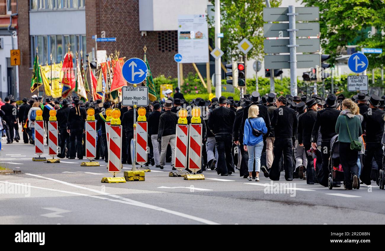 Kiel, Germany. 19th May, 2023. About 200 journeymen of the righteous, foreign and local carpenters' and slaters' journeymen parade through downtown Kiel at their big federal meeting. The program of the Ascension Meeting from May 17 to 21, 2023, also includes a reception in the city hall. The association is the oldest journeymen's cooperation in Germany and has its headquarters in Kiel. The traveling craftsmen are on their journey for at least three years and one day. Credit: Axel Heimken/dpa/Alamy Live News Stock Photo
