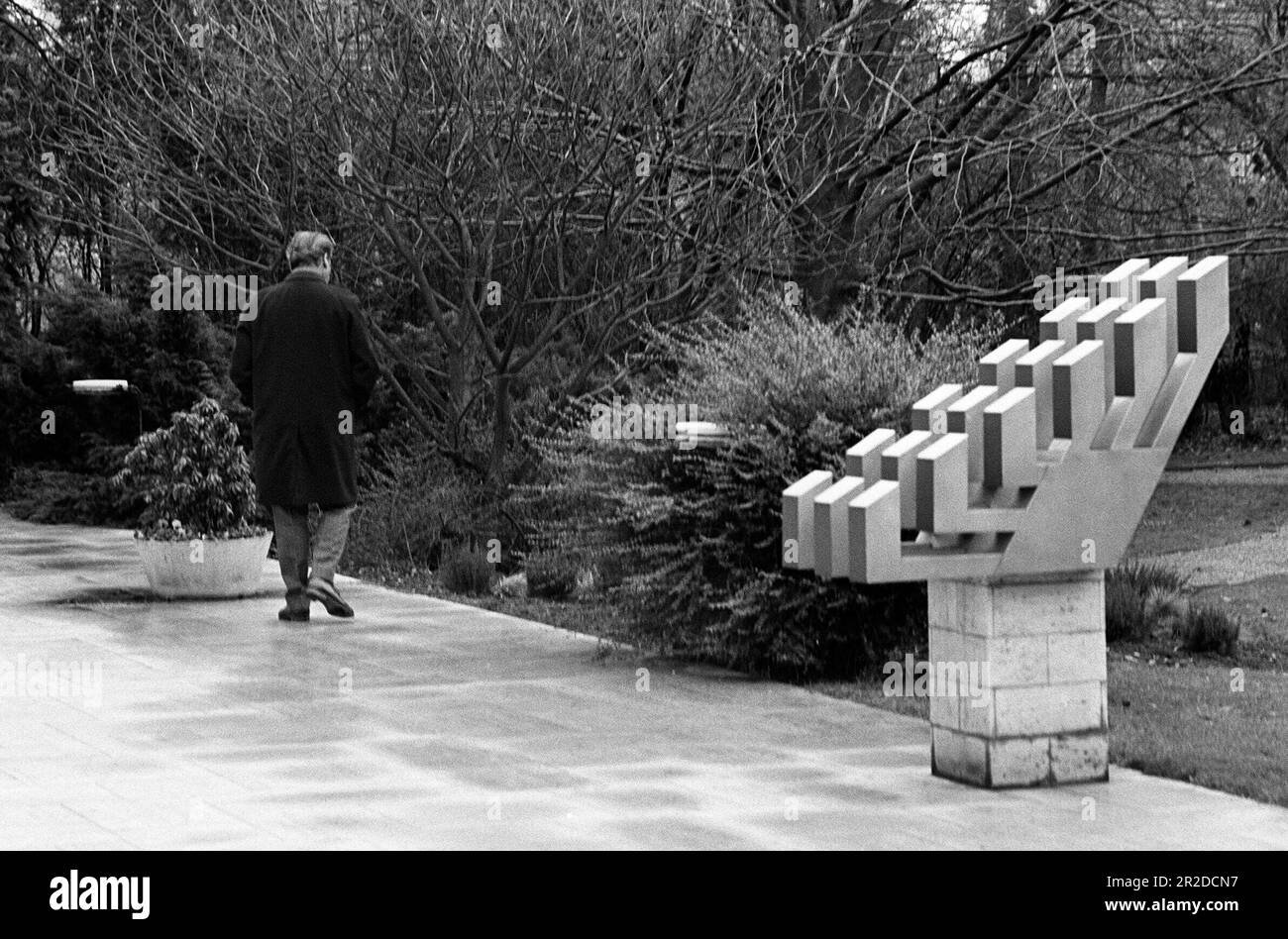 ARCHIVE PHOTO: The SPD will be 160 years old on May 23, 2023, 02SN BRANDT02121972PL.jpg Willy BRANDT, Federal Chancellor, Politics, SPD, walks in front of his house, December 2nd, 1972. ?SVEN SIMON#Huyssenallee 40-42 #45128 Essen#tel.0201/234556 fax:0201/234539 Account 1428150 Commerzbank Essen BLZ 36040039 www.photopool.de. Stock Photo