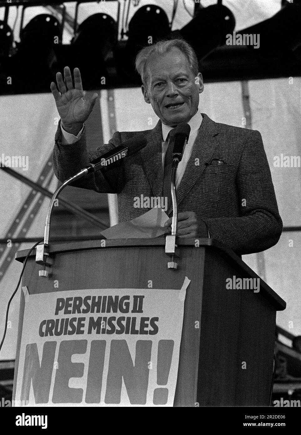 ARCHIVE PHOTO: The SPD will be 160 years old on May 23, 2023, SPD chairman Willy BRANDT, politician, speaks at the People's Assembly for Peace in Bonn's Hofgarten, stands at the lectern, with a poster on it that reads: 'Pershing II, Cruise Missiles NO', 22.10.1983, B&W photo, portrait format, ?Sven Simon#Prinzess-Luise-Strasse 41#45479 Muelheim/R uhr #tel. 0208/9413250#fax. 0208/9413260# Postgiro Essen No. 244 293 433 (BLZ 360 100 43)# www.SvenSimon.net. Stock Photo