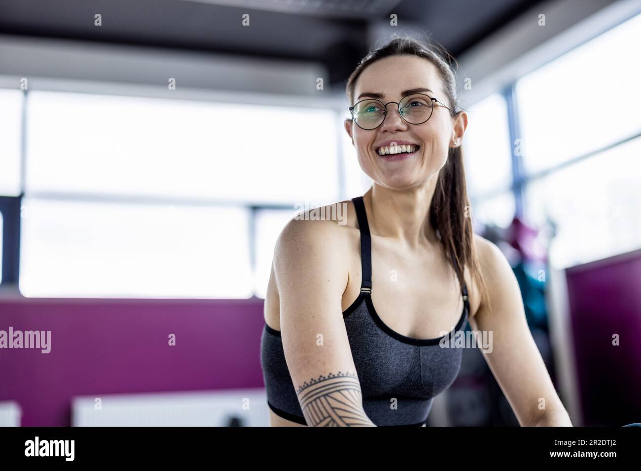 Portrait of a athletic young woman exercising in a gym Stock Photo - Alamy