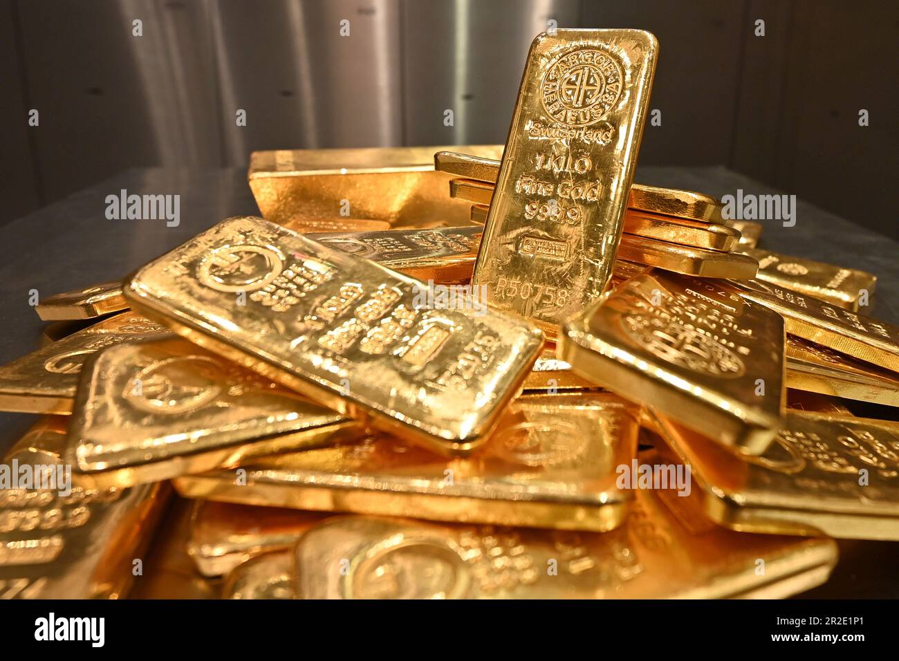 Munich, Deutschland. 19th May, 2023. 1kg kg gold bars worth approx ...