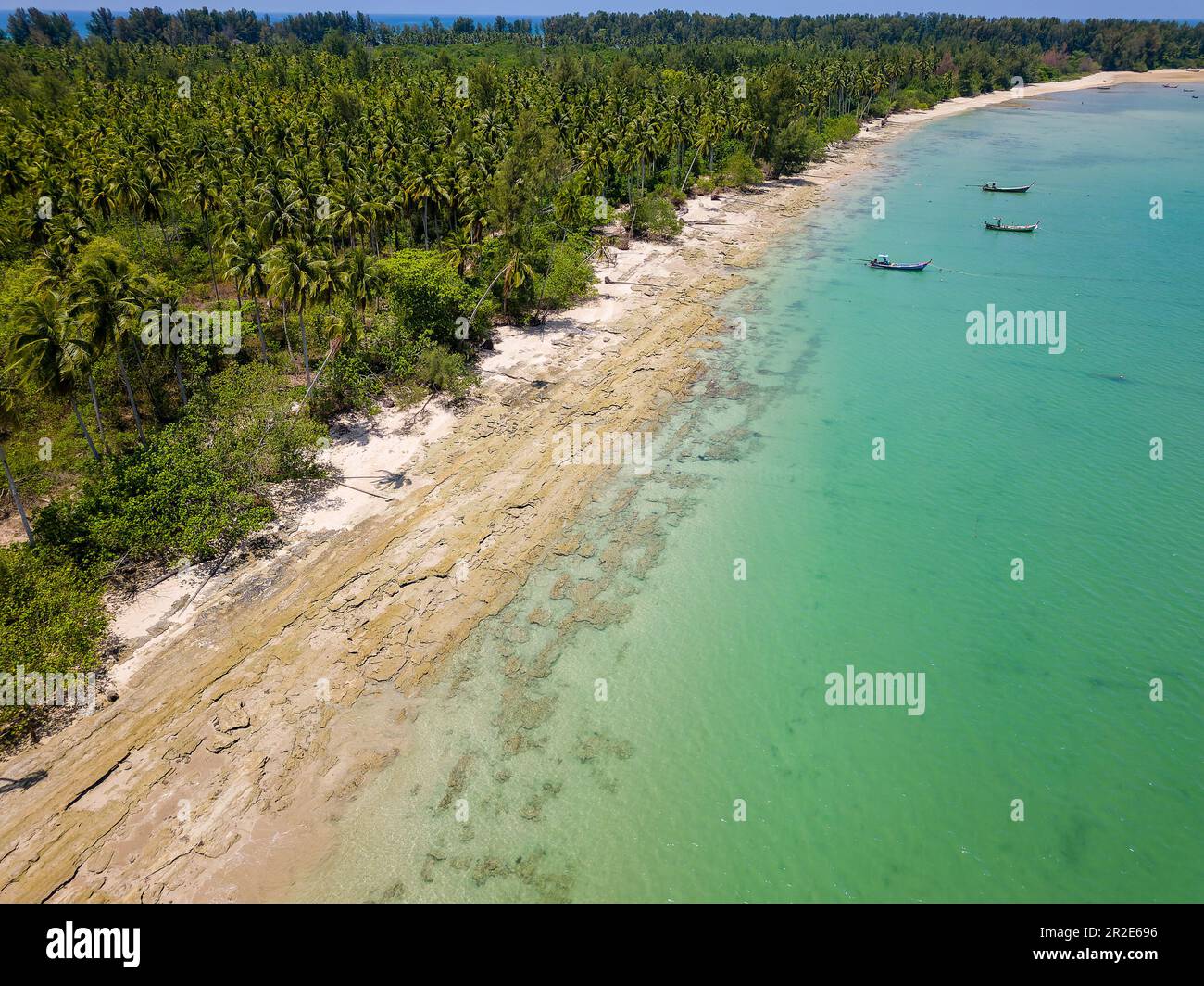 Overhead drone aerial shot tropical hi-res stock photography and images ...