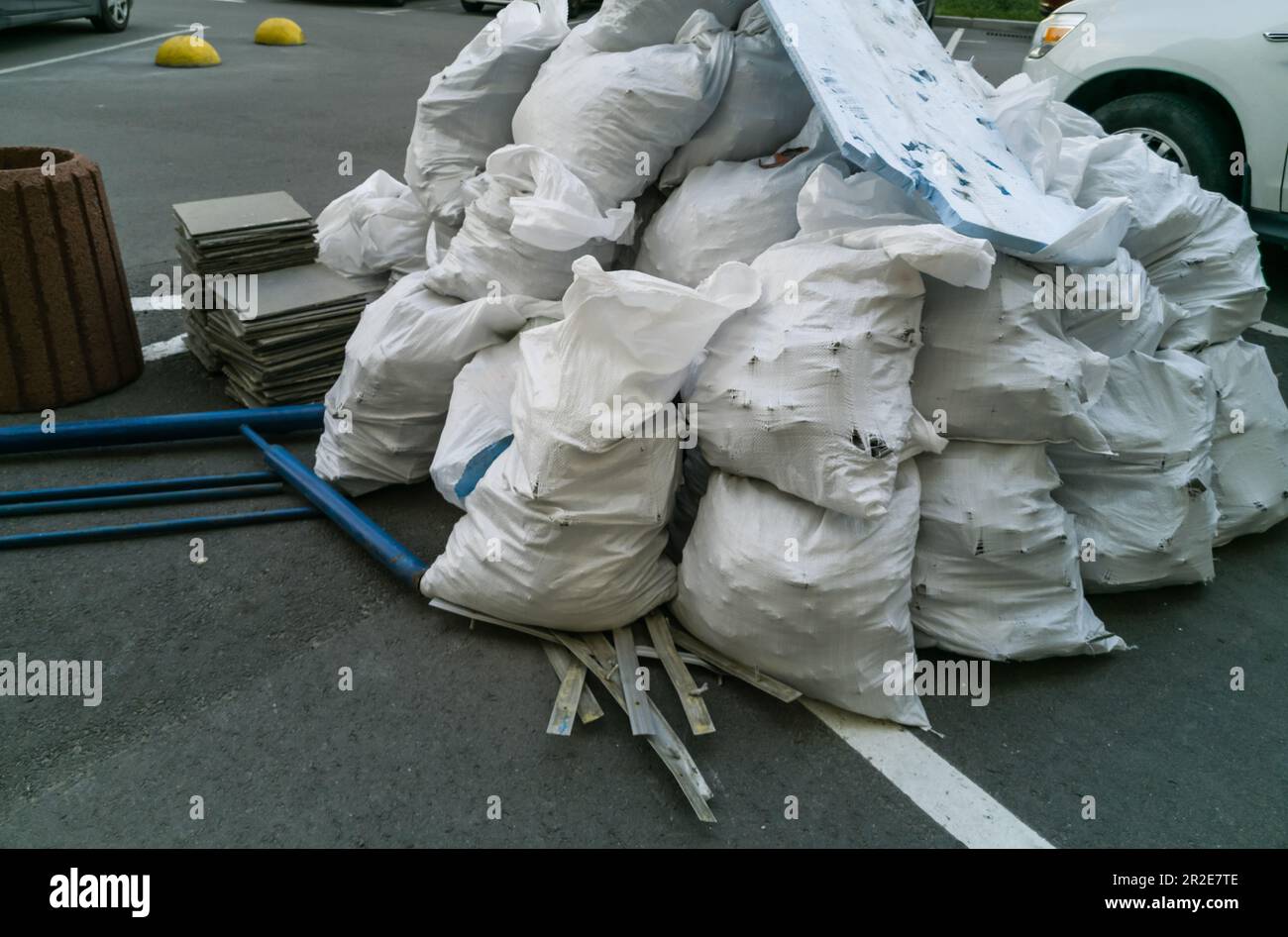 https://c8.alamy.com/comp/2R2E7TE/white-construction-garbage-bags-construction-garbage-bags-piled-on-top-of-one-another-a-large-pile-of-construction-garbage-bags-abstract-background-2R2E7TE.jpg