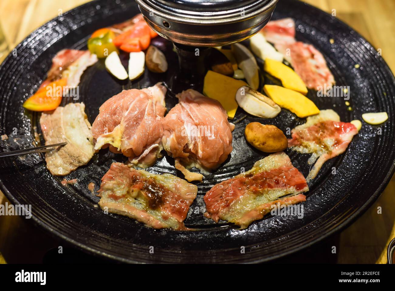 Traditional korean bbq with chicken, beef and vegetables Stock Photo Alamy