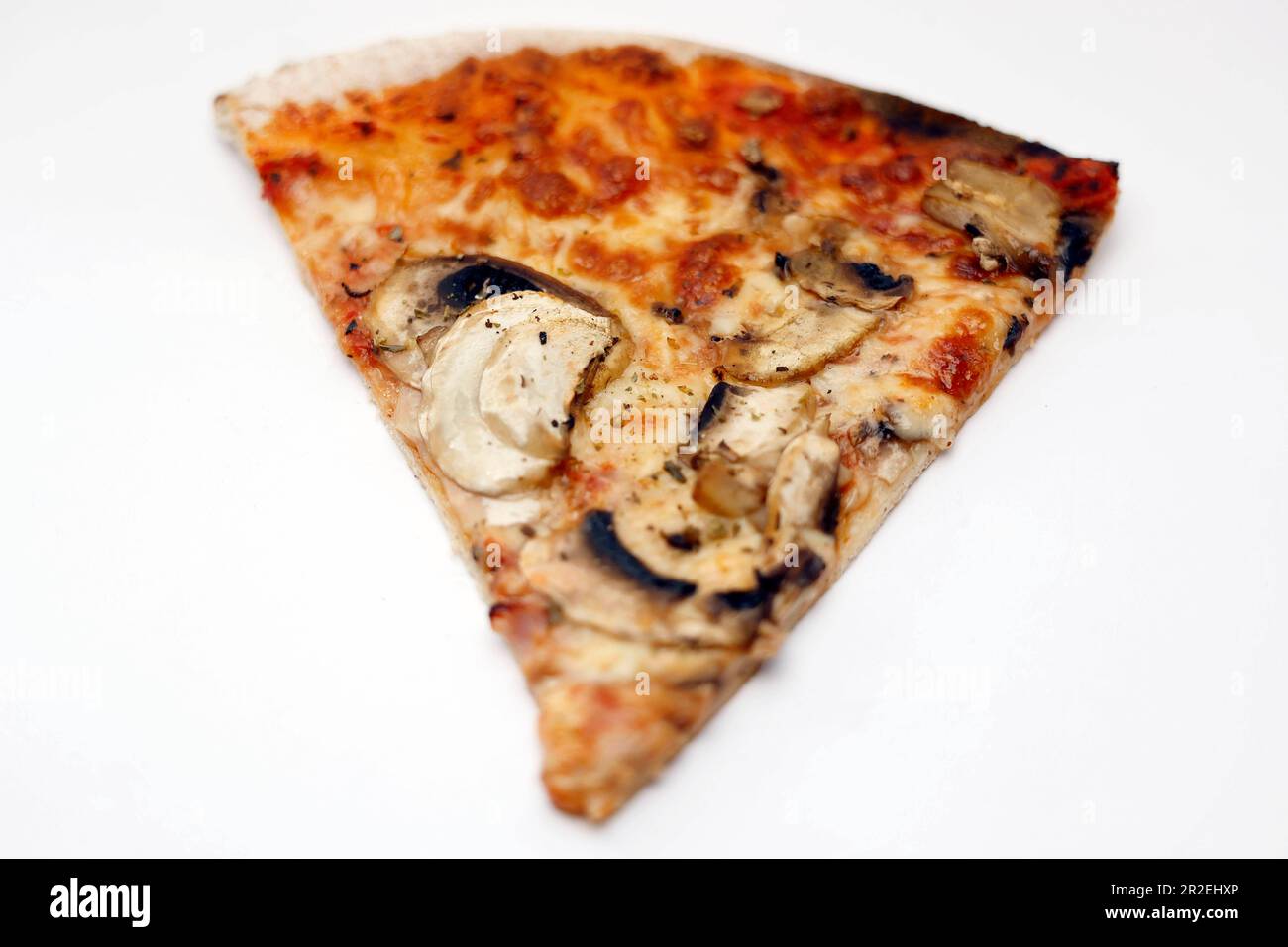 Duesseldorf, Deutschland ,  01.05. 2023 Ein Stück Pizza belegt mit frischen Champignons Studioaufnahme Foto : Norbert Schmidt Stock Photo