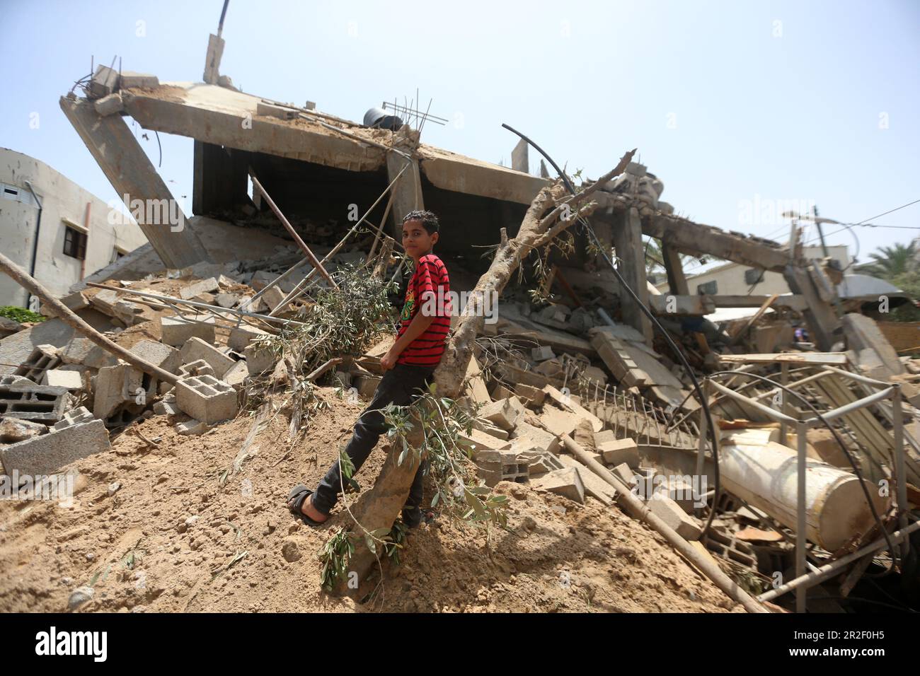 A child is seen in front of a destroyed building belonging to the Al-Bashir Family after the Israeli attacks in Deir Balah, Gaza City. Palestine. Stock Photo