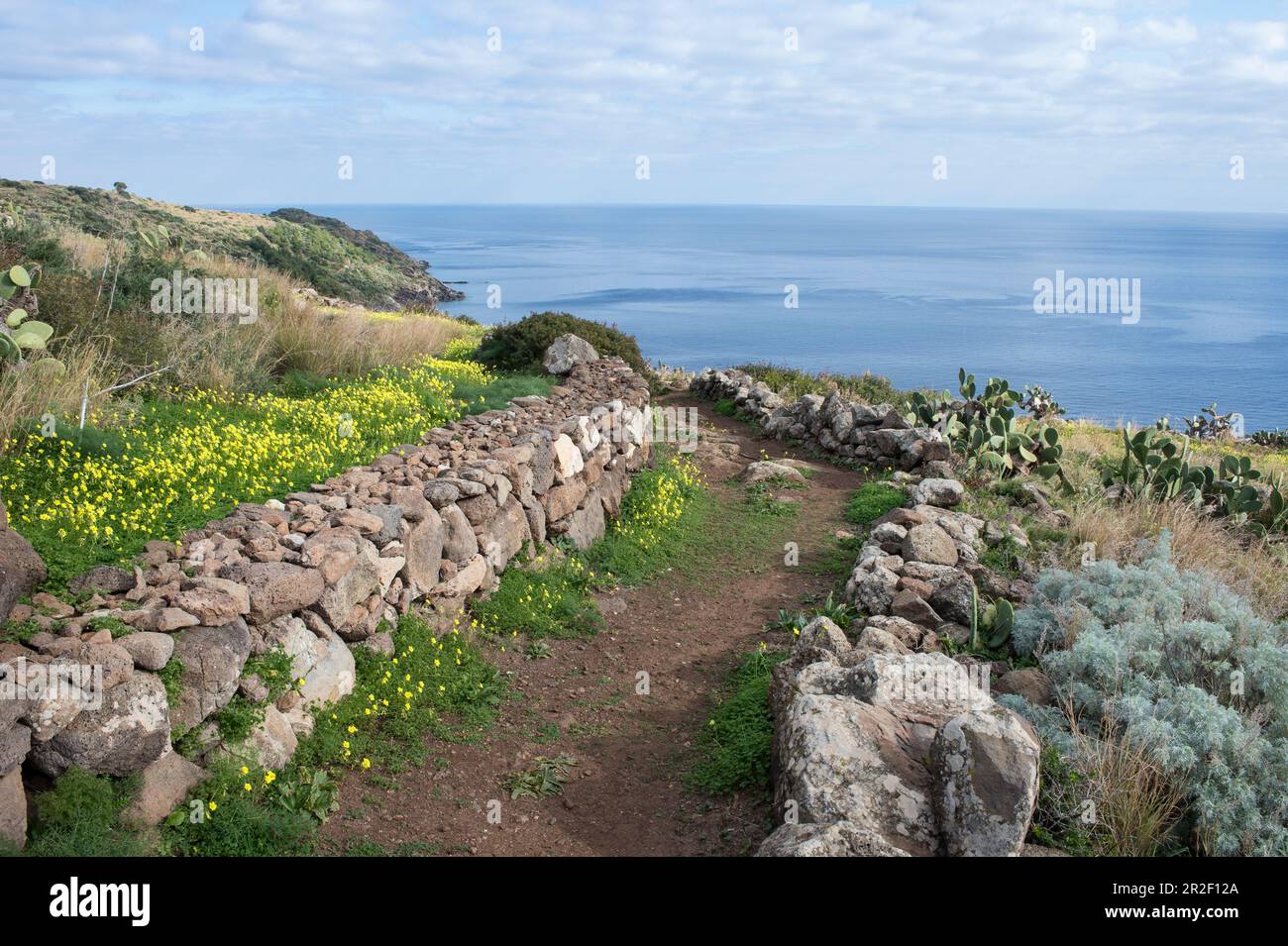 Sentiero di trekking hi-res stock photography and images - Alamy