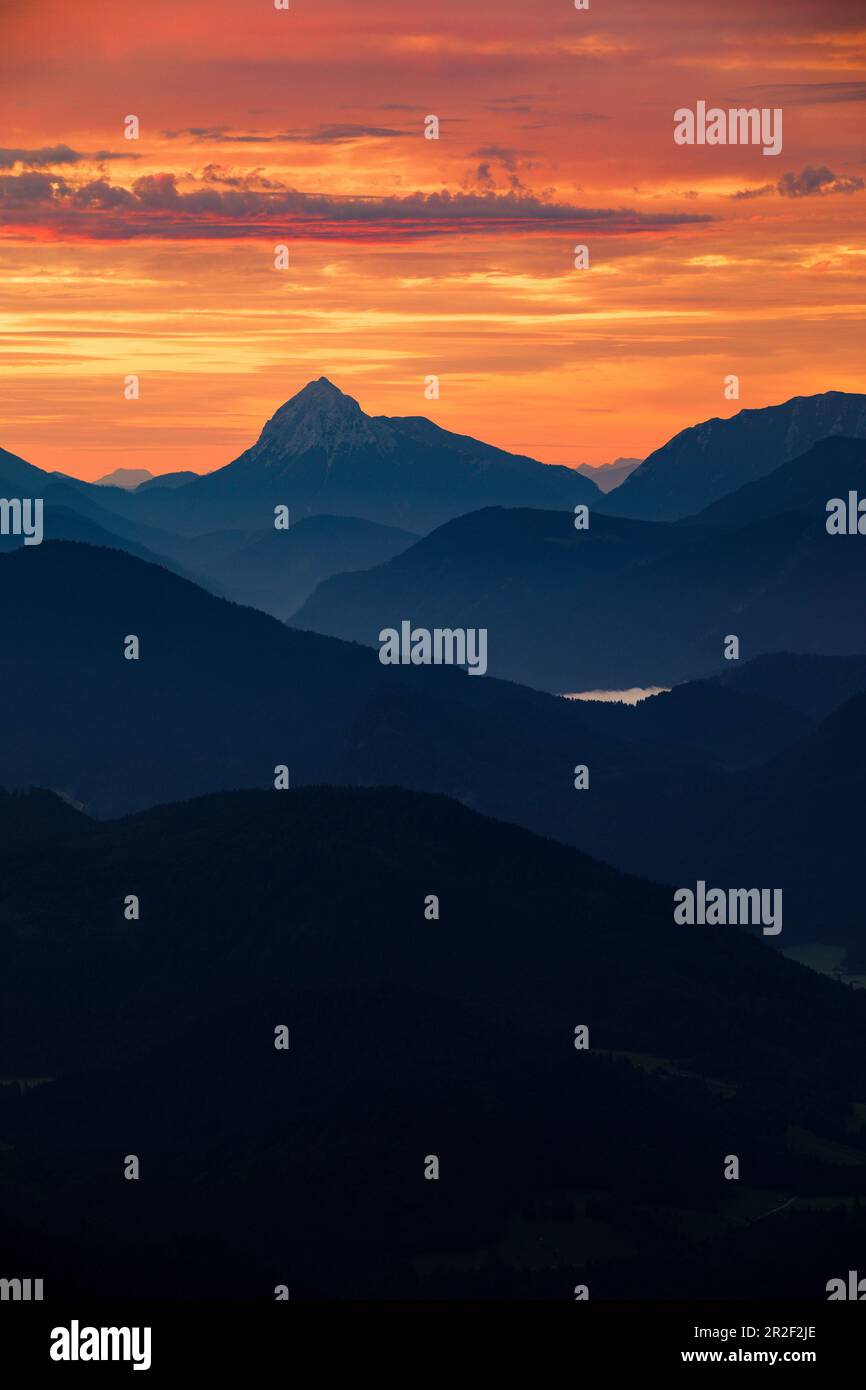 Mountain silhouettes of the Bavarian Prealps on Lake Walchensee in sunrise, from Jochberg Stock Photo