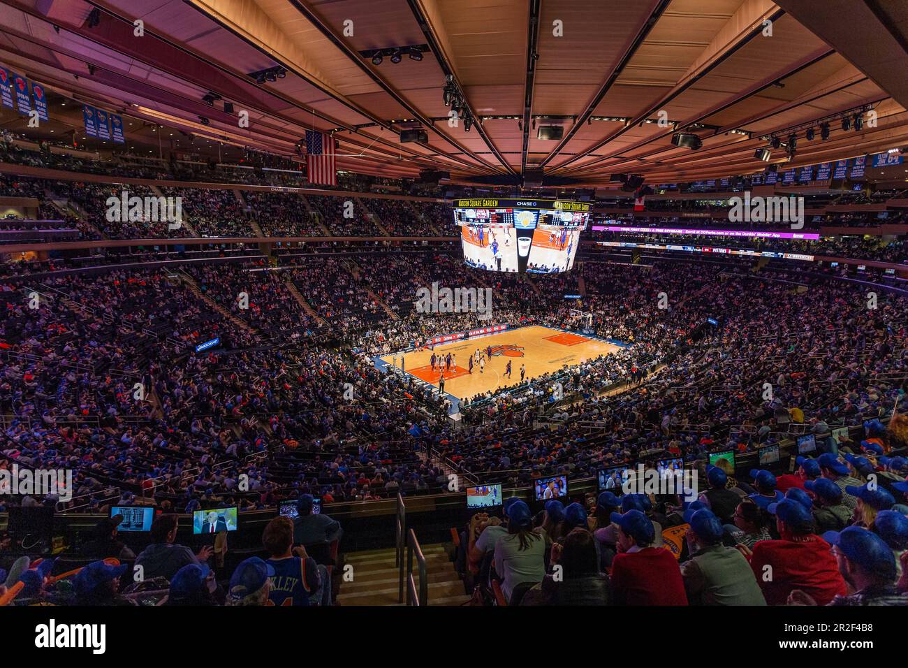 Game of the New York Knicks in Madison Square Garden, New York City, USA  Stock Photo - Alamy, image size:1300x956