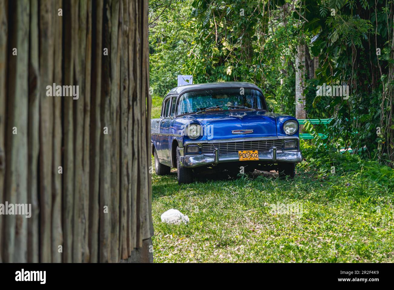 Blue parked car hi-res stock photography and images - Alamy