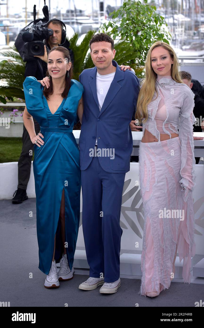 Cannes, France. 19th May, 2023. CANNES, FRANCE - MAY 19: Barbara Mori, Amat Escalante, Ester Exposito attends the "Perdidos En La Noche (Lost In the Night)" photocall at the 76th annual Cannes film festival at Palais des Festivals on May 19, 2023 in Cannes, France. Credit: dpa/Alamy Live News Stock Photo