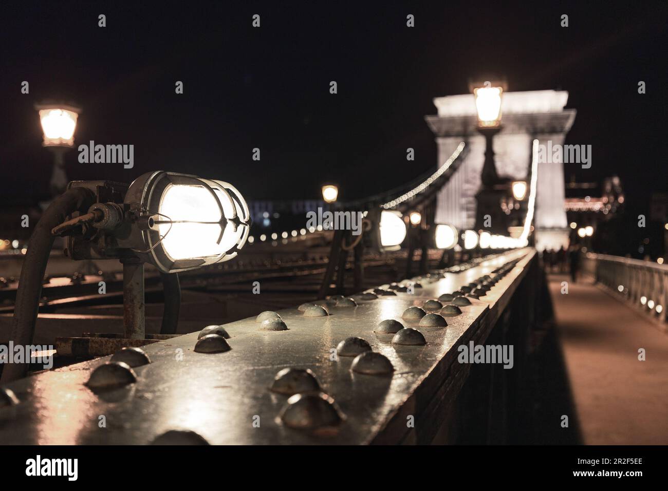 The illuminated chain bridge in Budapest, Hungary Stock Photo