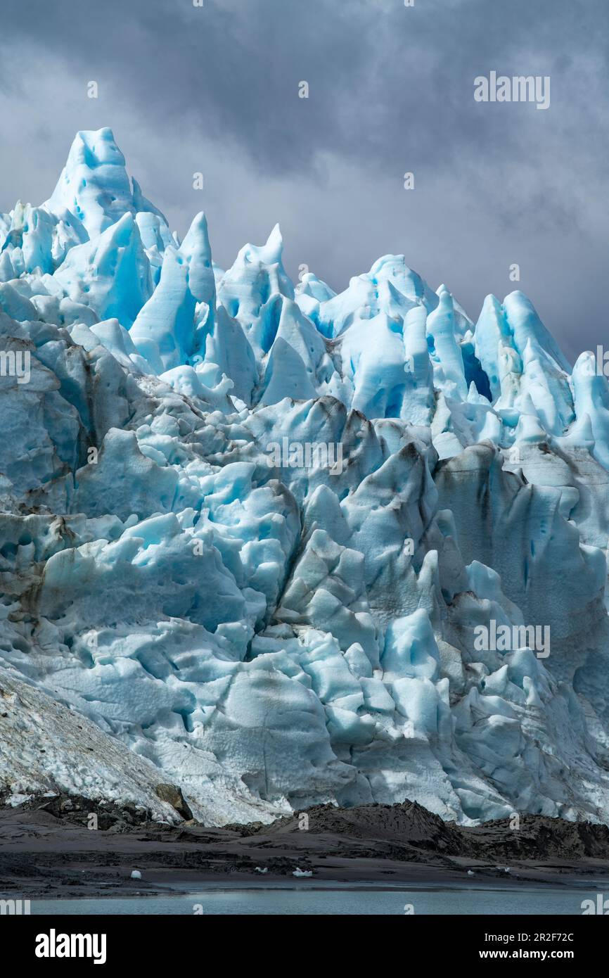 Detail of the rugged glacier, which rests on land, with pointed &quot;towers&quot;, Pio XI glacier, Magallanes y de la Antartica Chilena, Patagonia, C Stock Photo