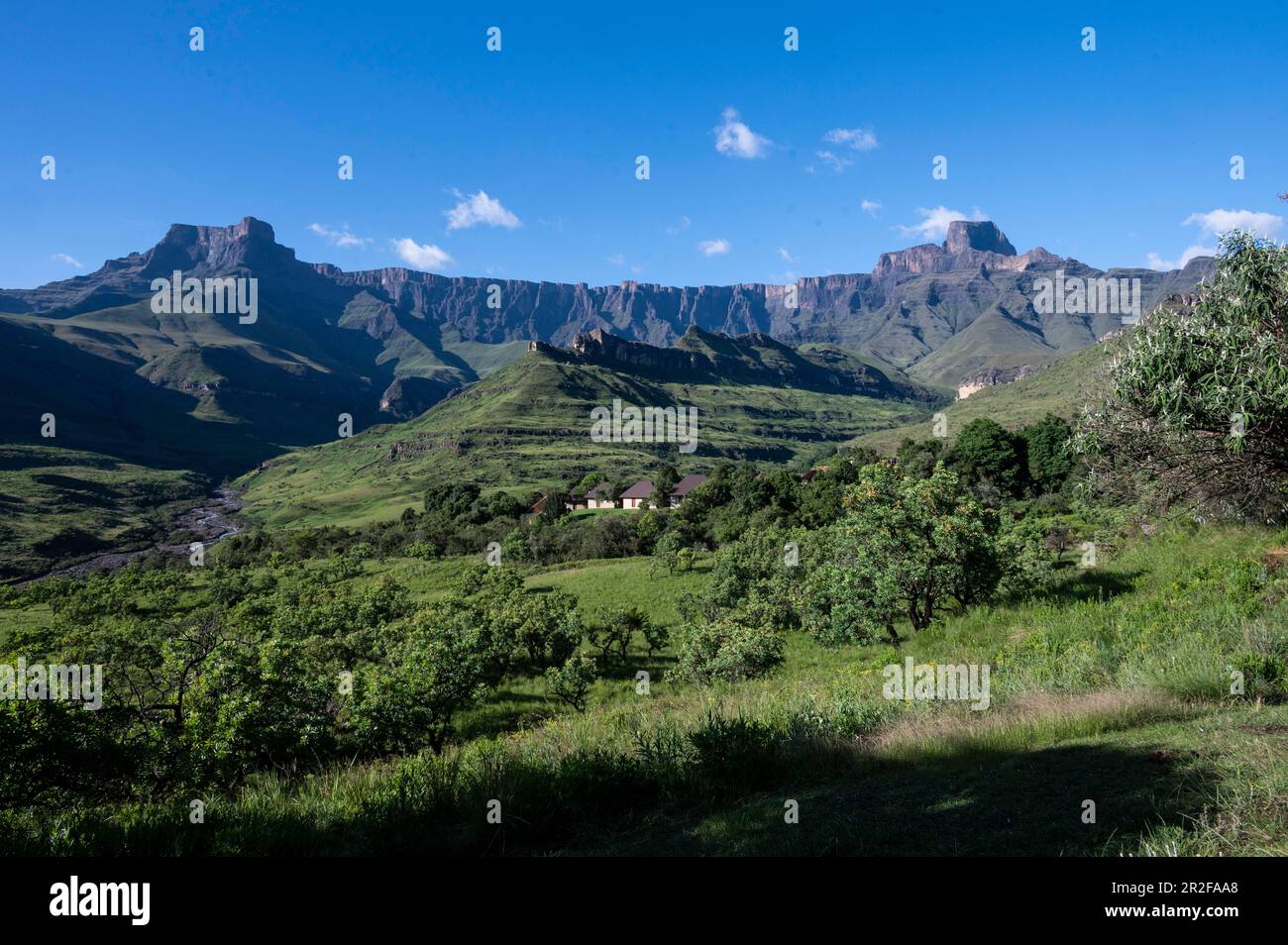 Amphitheatre with Pilicemans Helmet and Sentinel and Thendele Rest Camp, Royal Natal National Park, Drakensberg South, Kwa Zulu Natal, South Africa Stock Photo