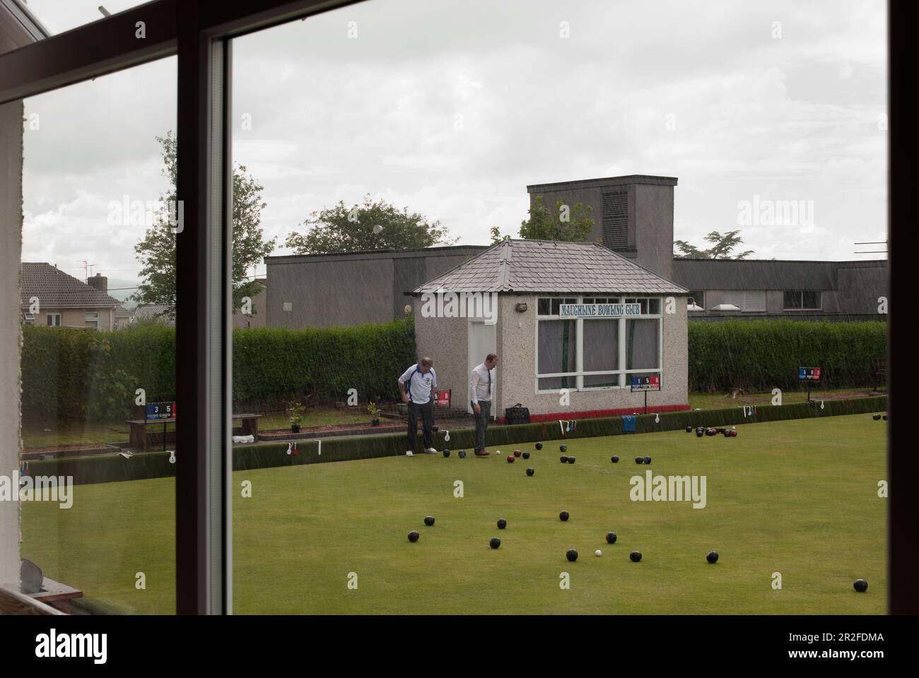 Rain doesn't stop play at the Mauchline lawn bowling green in Mauchline; Ayrshire, Scotland, UK Stock Photo
