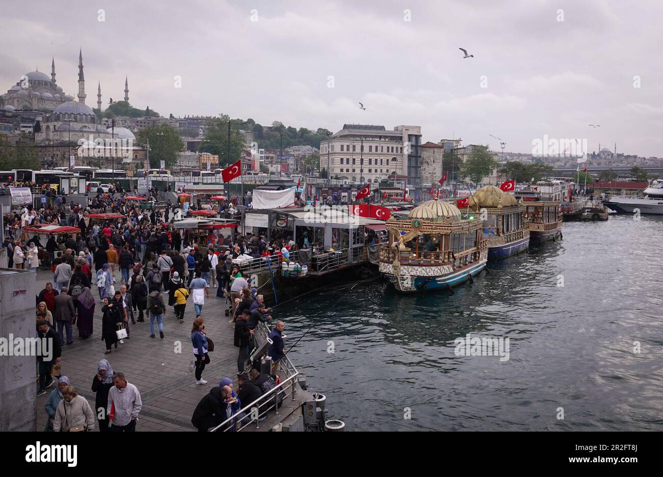 Istanbul, Turkey. 19th May, 2023. Large numbers of people are out and about at the Eminonu jetty next to the Galata Bridge on the Day of Youth, Sports and the Memory of Kemal Atatürk. The race for president between incumbent Erdogan and his challenger Kilicdaroglu goes to a runoff on May 28. Credit: Christian Charisius/dpa/Alamy Live News Stock Photo