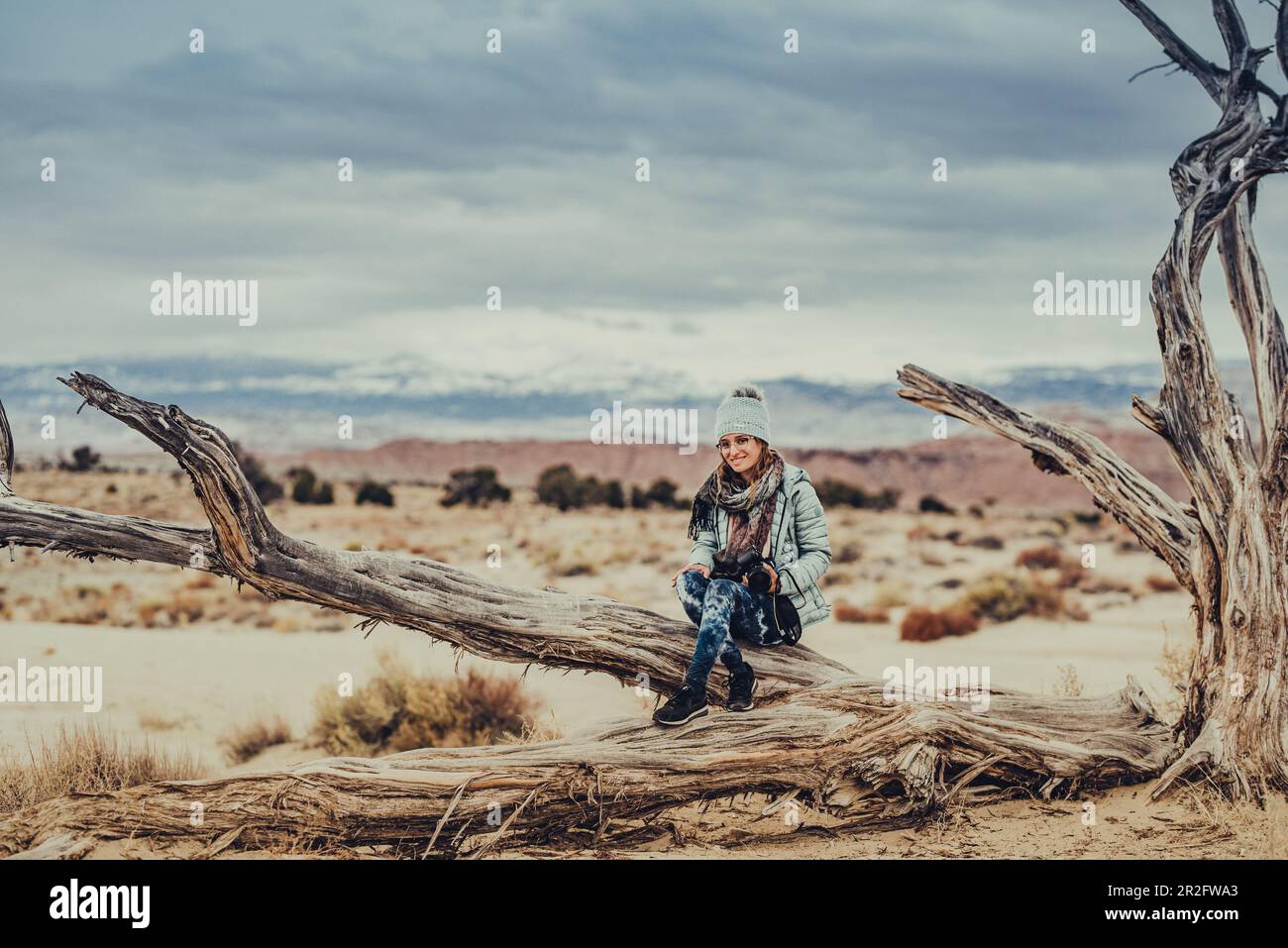 Woman in desert landscape hi-res stock photography and images - Alamy