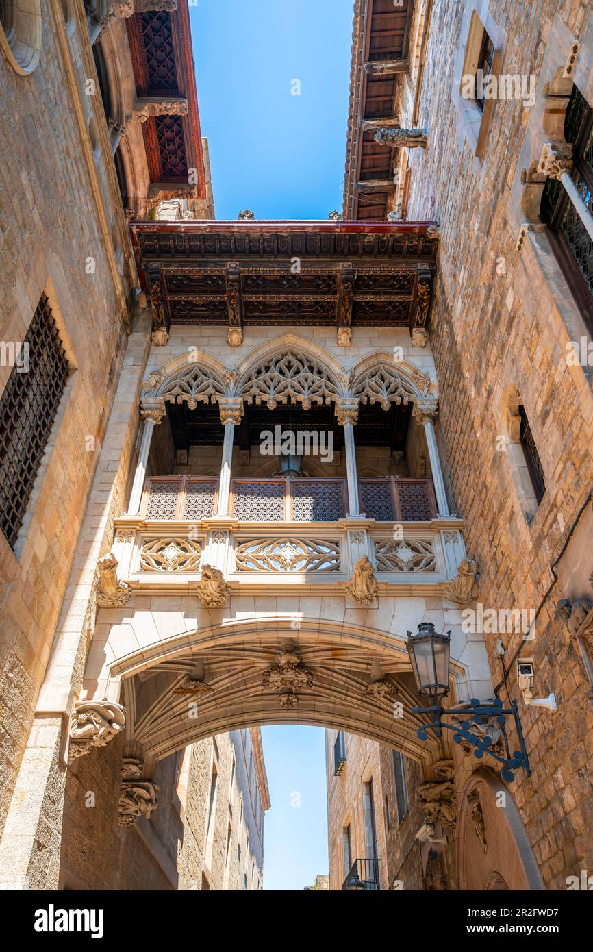 Old Town, Bridge of Sighs, Carrer del Bisbe, Barcelona, Catalonia, Spain Stock Photo