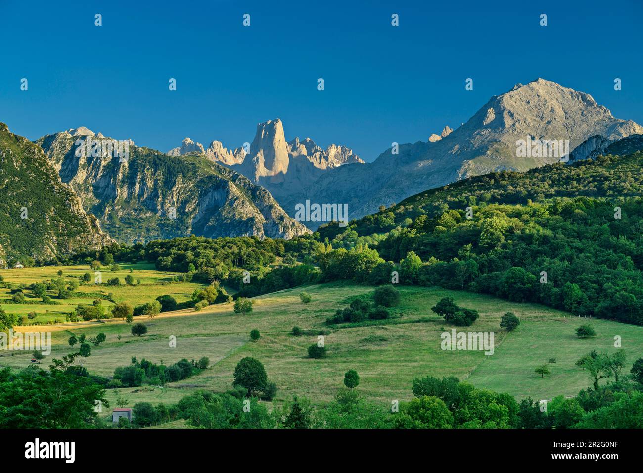 view-of-picu-urriellu-and-pico-de-albo-naranjo-de-bulnes-picos-de
