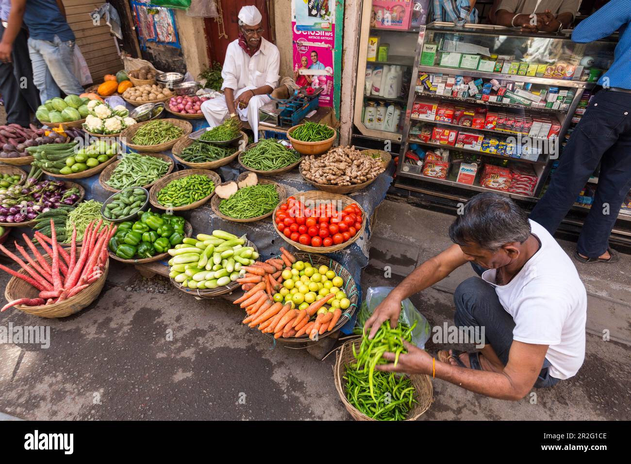 Cityscape, Street Scene Vegetable Vendors in Mumbai, Maharashtra, India Stock Photo