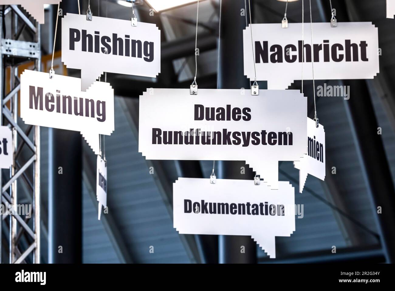 Dual broadcasting system, news, opinion, phishing, media literacy