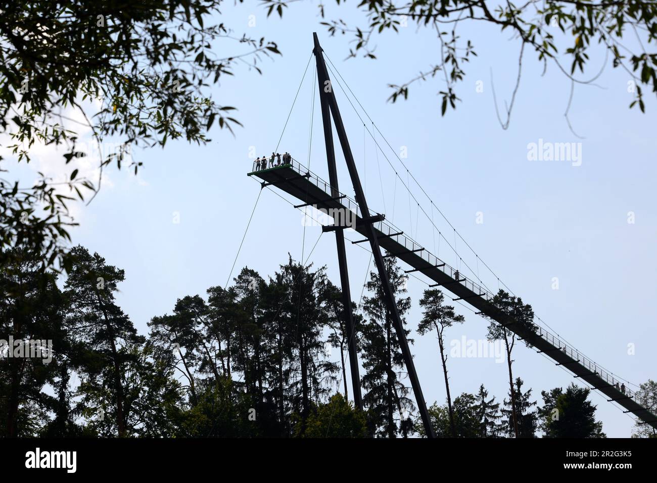 Aussichtsplattform bei Pottenstein, Landschaft, Wald, Stahlgestell, Personen, Tourismus, Aussicht, Blick, Himmel, Fränkische Schweiz, Ober-Franken, Ba Stock Photo