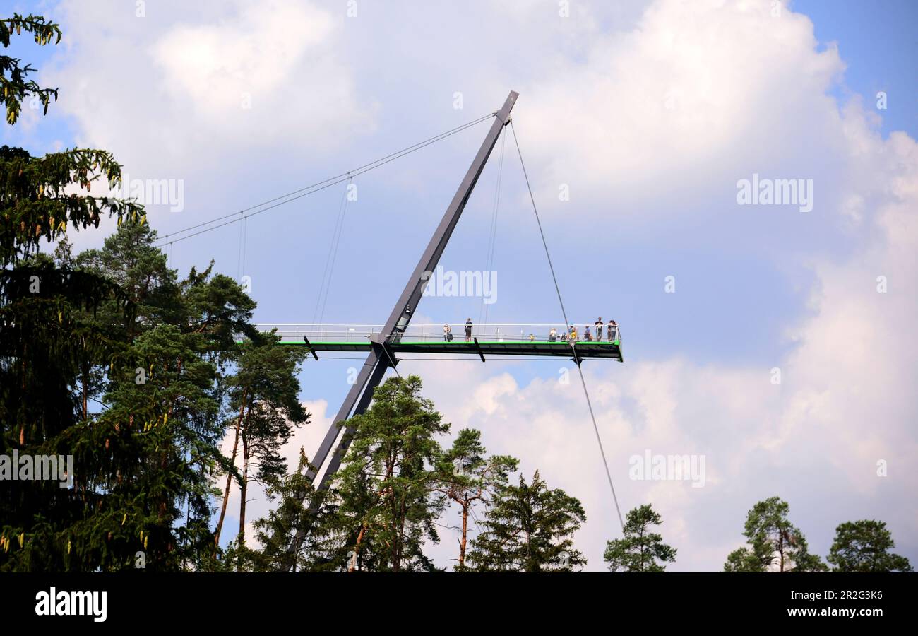 Aussichtsplattform bei Pottenstein, Landschaft, Wald, Stahlgestell, Personen, Tourismus, Aussicht, Blick, Himmel, Fränkische Schweiz, Ober-Franken, Ba Stock Photo