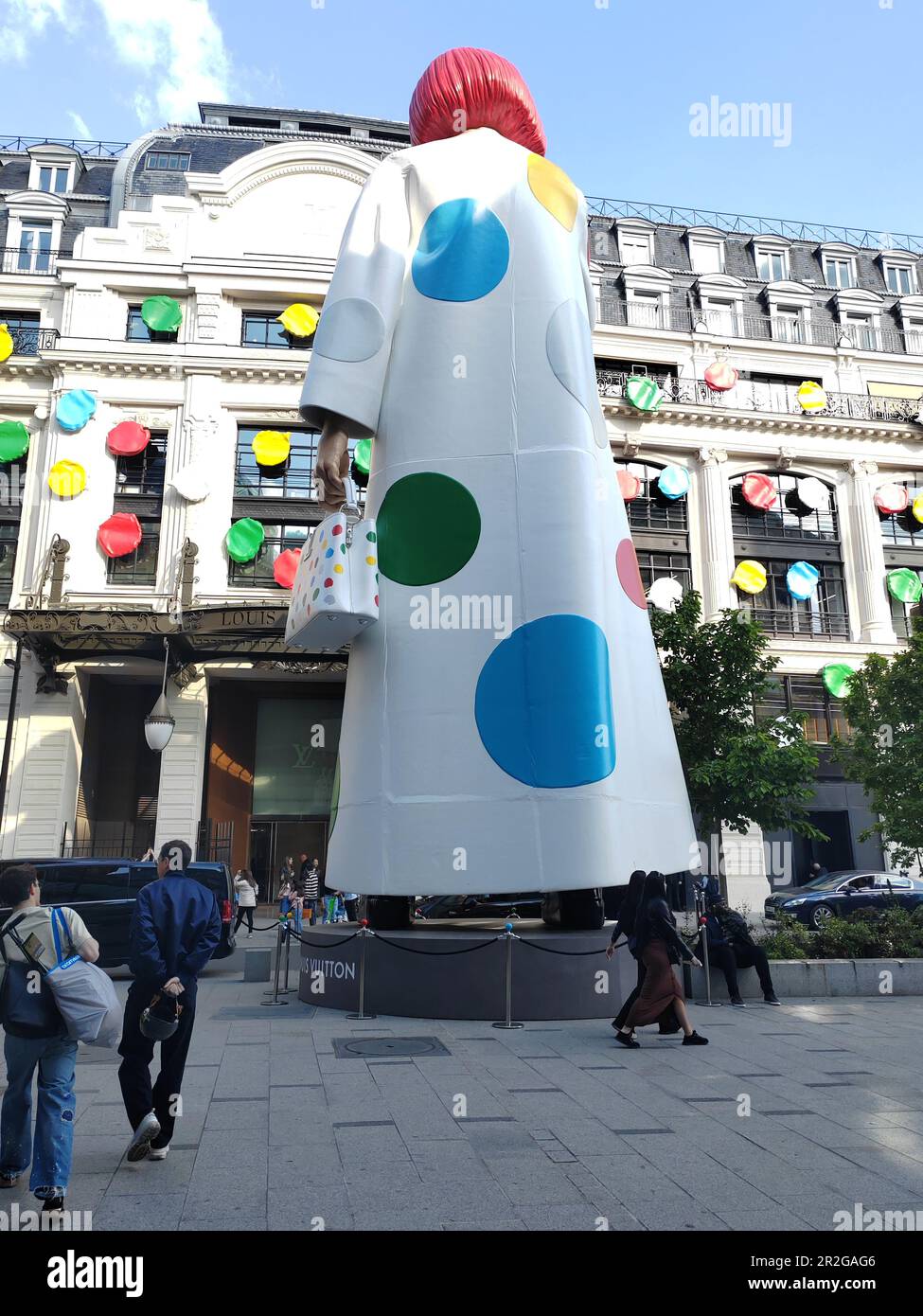 La gigantesca Yayoi Kusama davanti alla sede di Louis Vuitton, di fronte  alla Samaritaine 