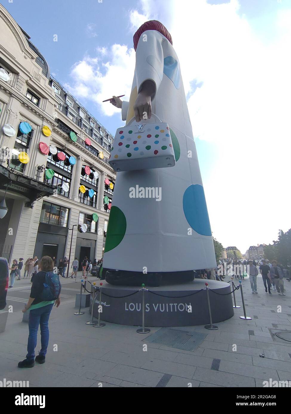 paris-la-gigantesque-yayoi-kusama-devant-le-si-ge-de-louis-vuitton