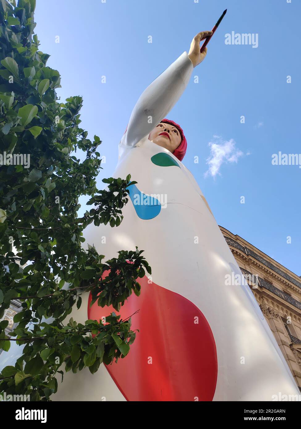 paris-la-gigantesque-yayoi-kusama-devant-le-si-ge-de-louis-vuitton
