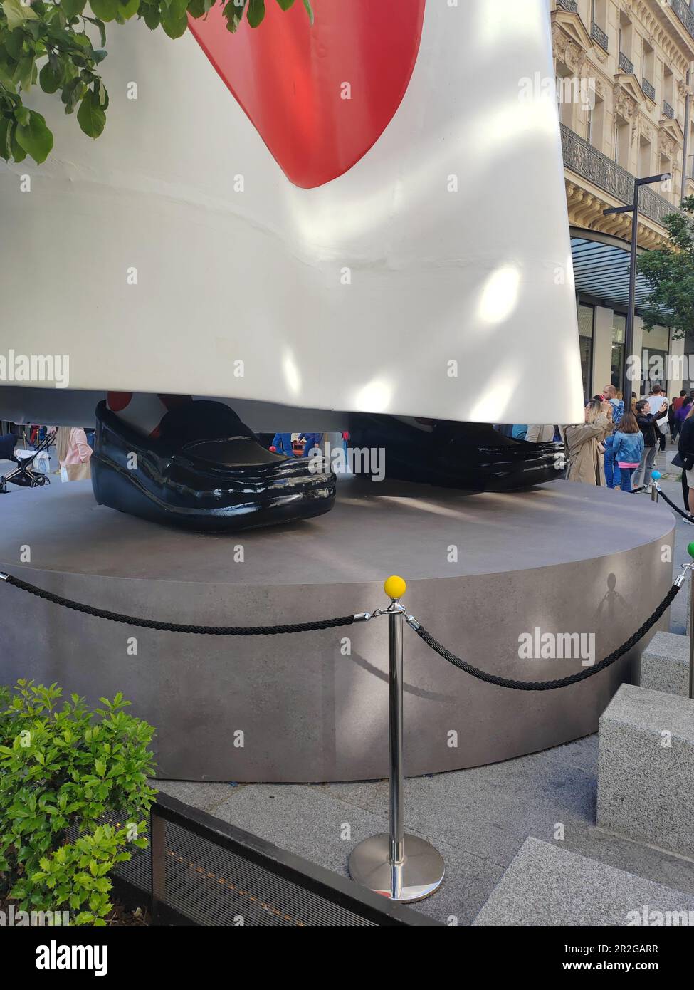 paris-la-gigantesque-yayoi-kusama-devant-le-si-ge-de-louis-vuitton