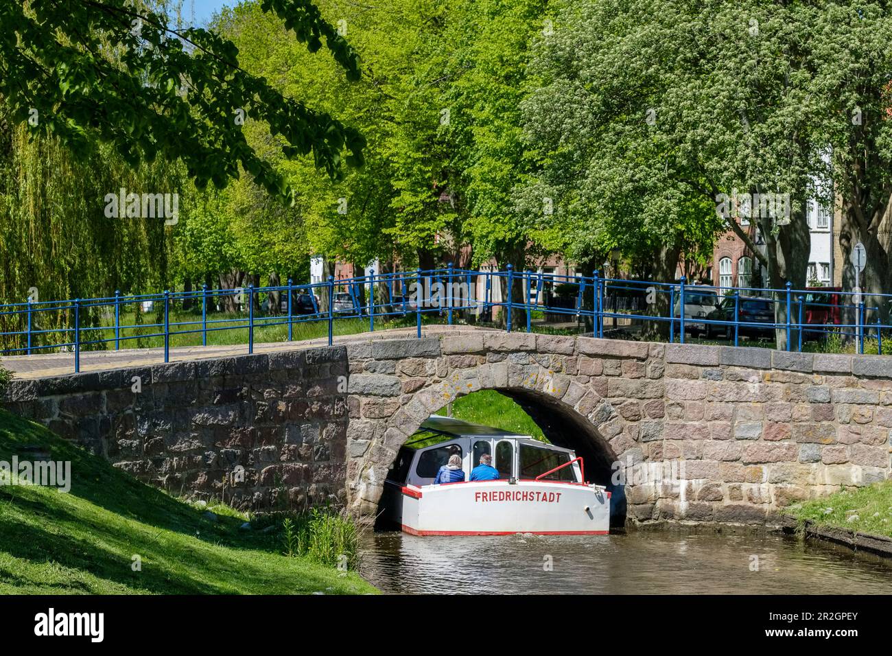 City view with canal hi-res stock photography and images - Alamy