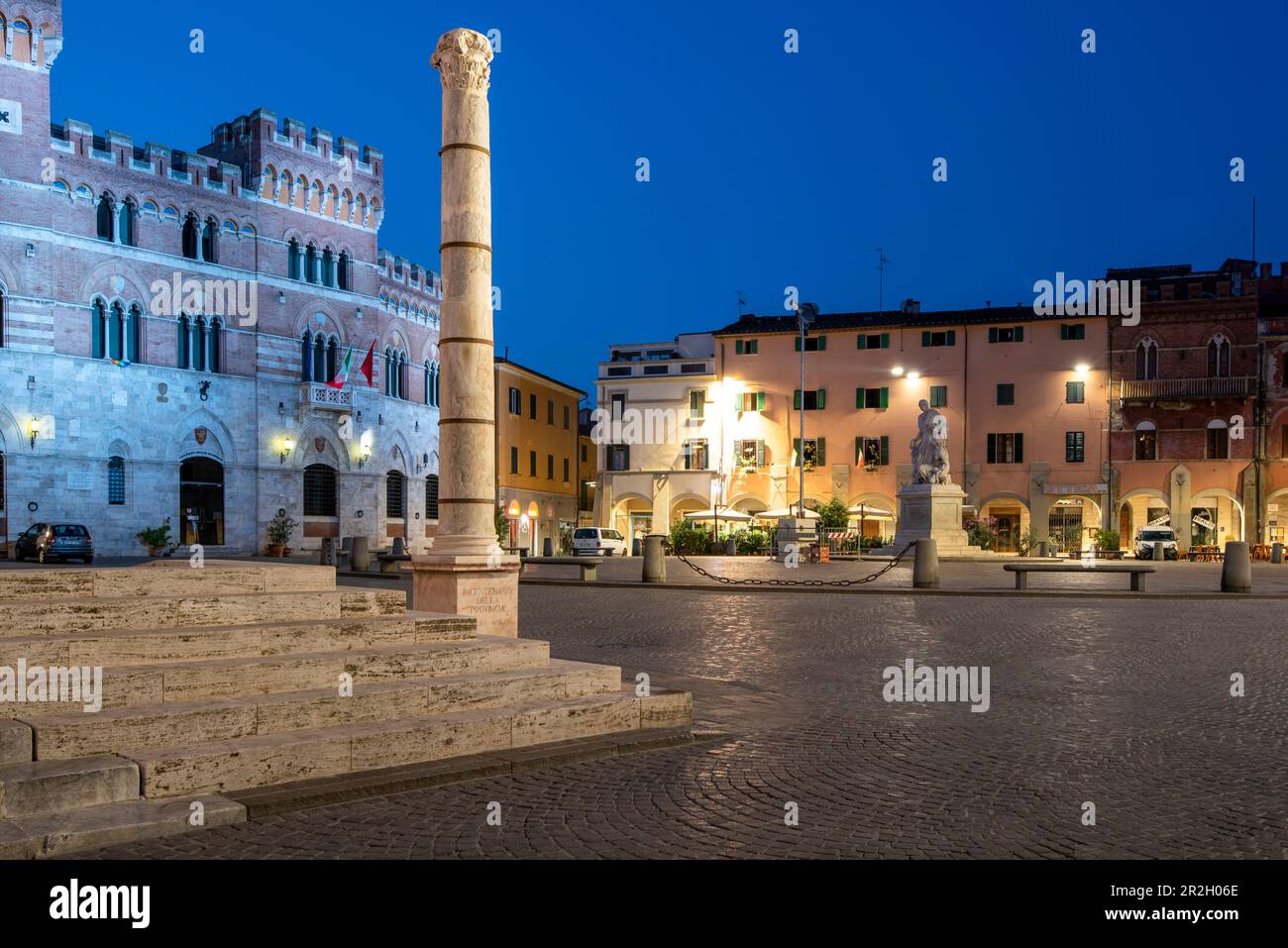 Piazza Dante, left Provincial Palace and Column Colonna Romana, right houses and restaurants Piazza Dante, left Provincial Palace and Column Colonna Romana, right houses and restaurants