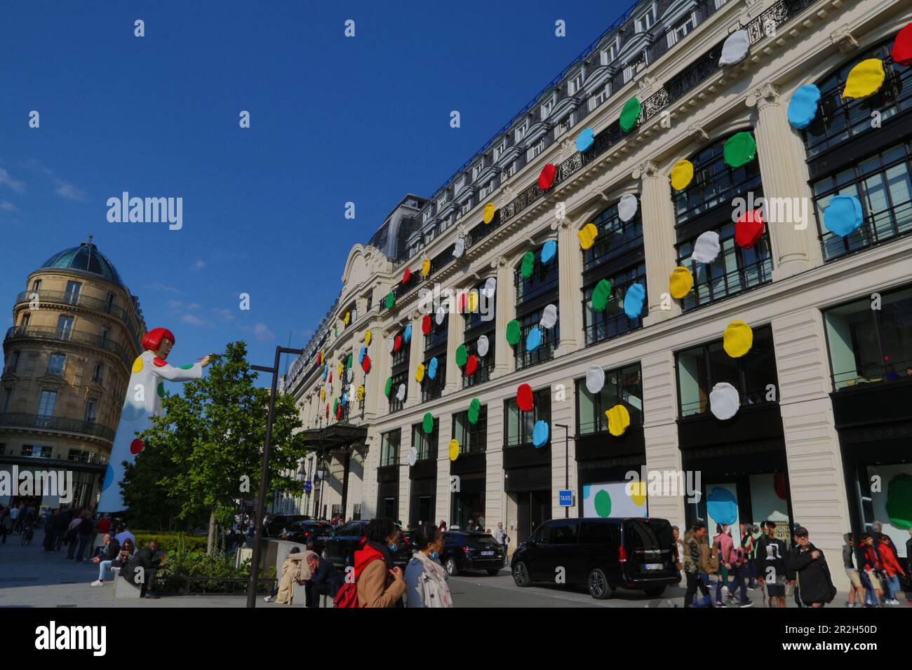 The gigantic Yayoi Kusama in front of the Louis Vuitton headquarters,  facing the Samaritaine 