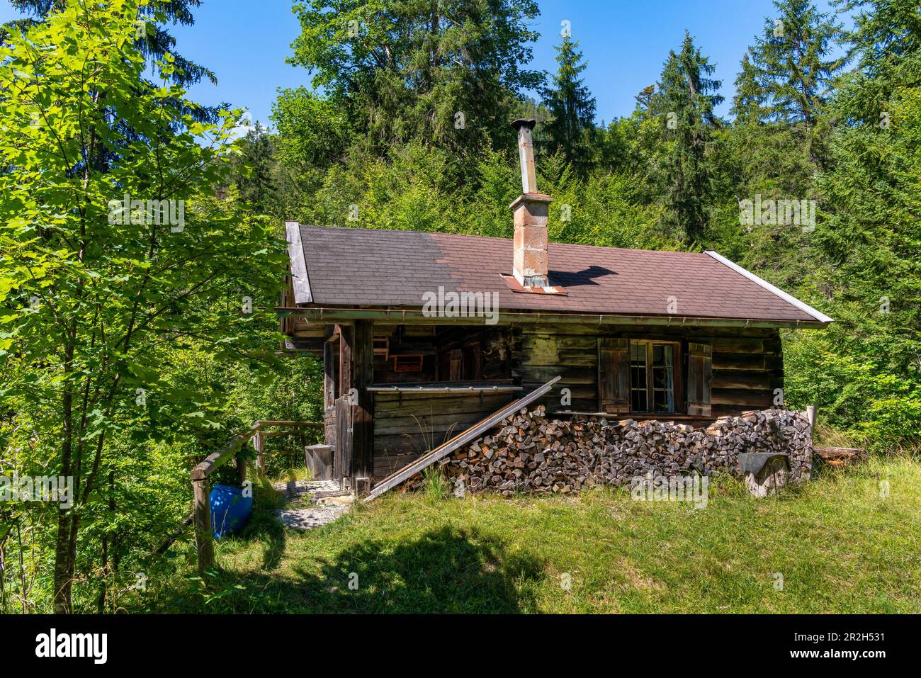 Idyllic hunting lodge near Vorderriss, Isarwinkel, Upper Bavaria, Bavaria, Germany Stock Photo