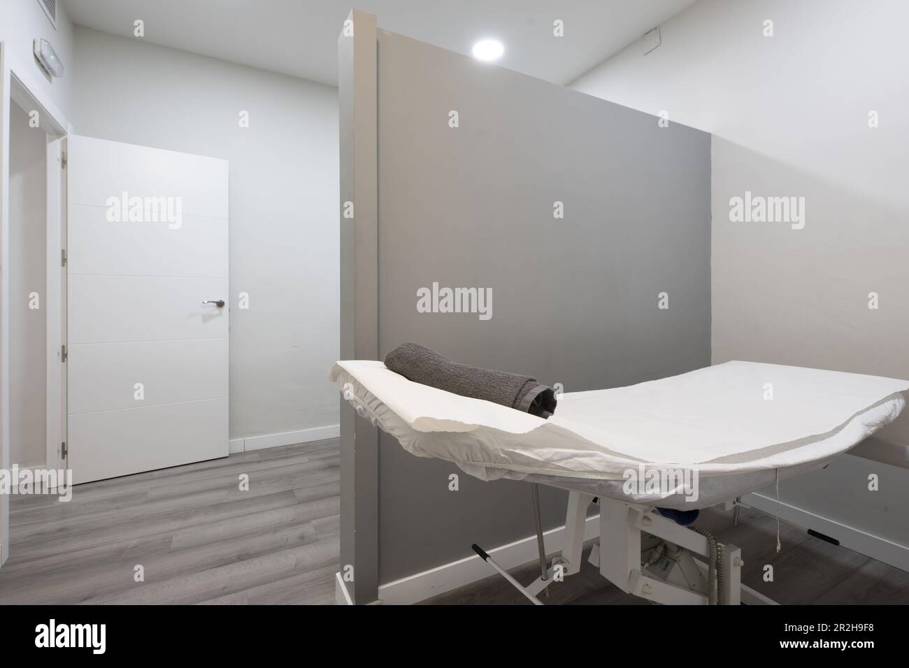 treatment-cabin-with-stretcher-with-roll