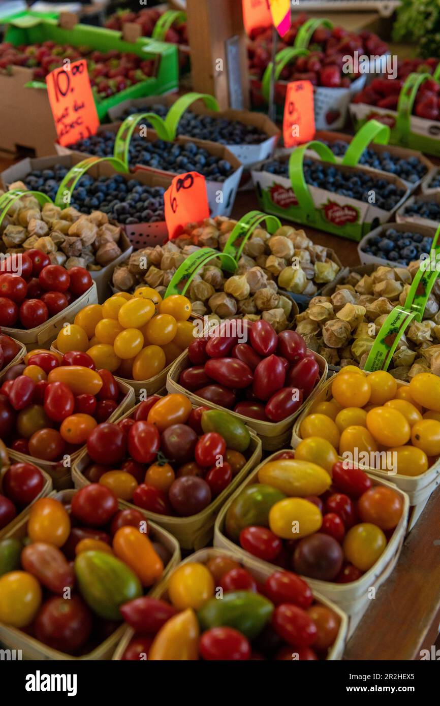 Fruits and vegetables at a farmers market Stock Photo - Alamy