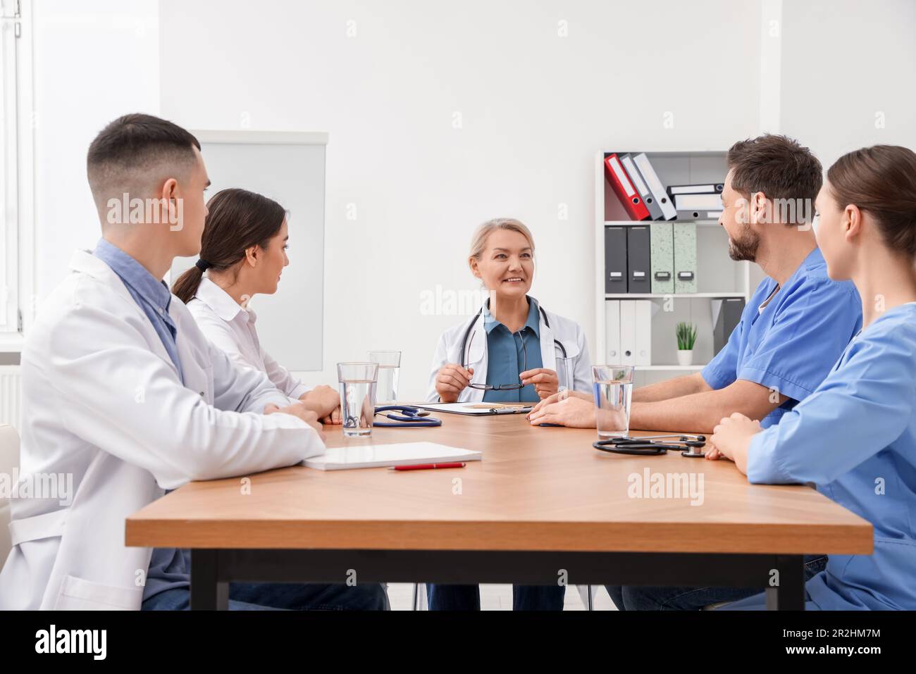 Team doctors listening speaker hi-res stock photography and images - Alamy