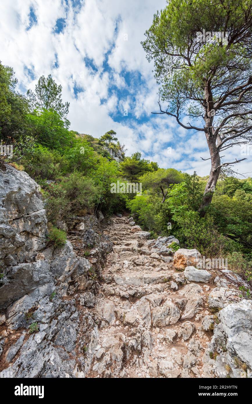 Chemin de Nietzsche hiking trail to the mountain village of Èze Village ...