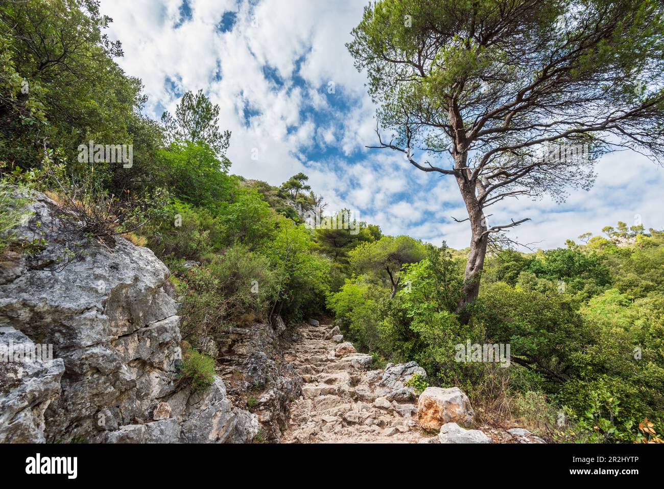 Chemin de Nietzsche hiking trail to the mountain village of Èze Village
