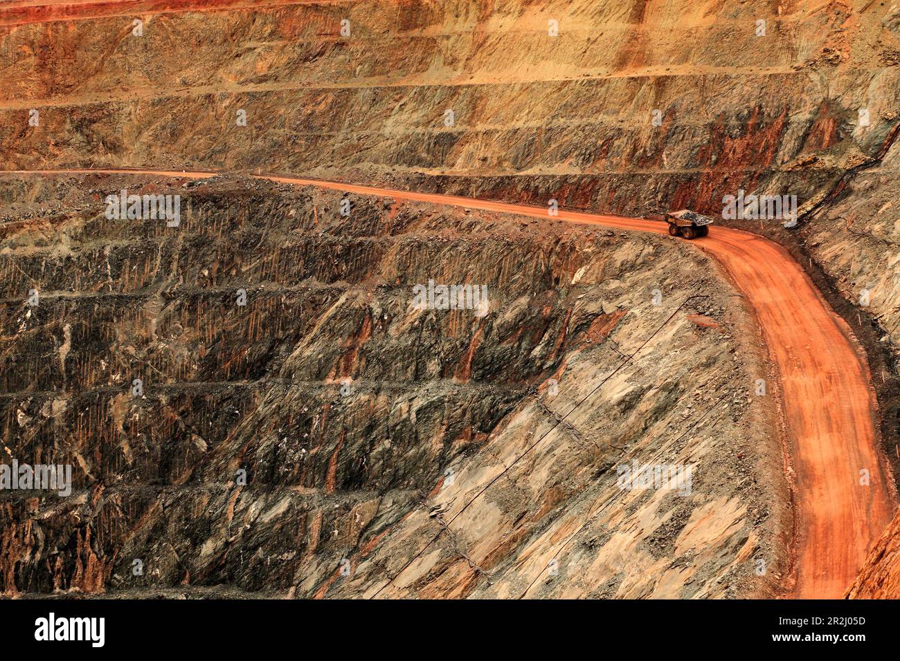Open cut gold mine haul road, Gwalia, Western Australia Stock Photo