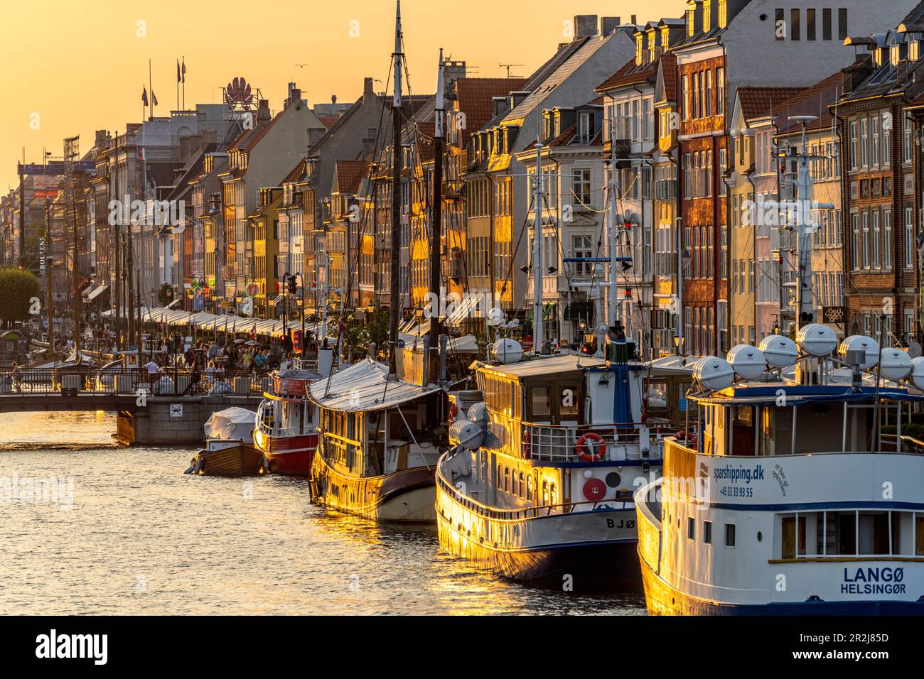 colorful-houses-restaurants-and-historic-ships-at-nyhavn-canal-and