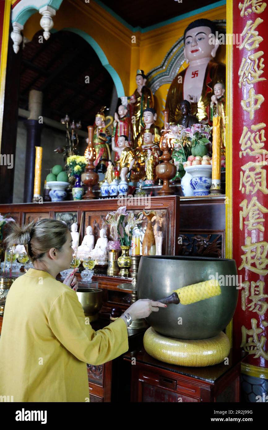 Rong Thanh Temple, Vietnamese Buddhist woman using a giant singing bowl