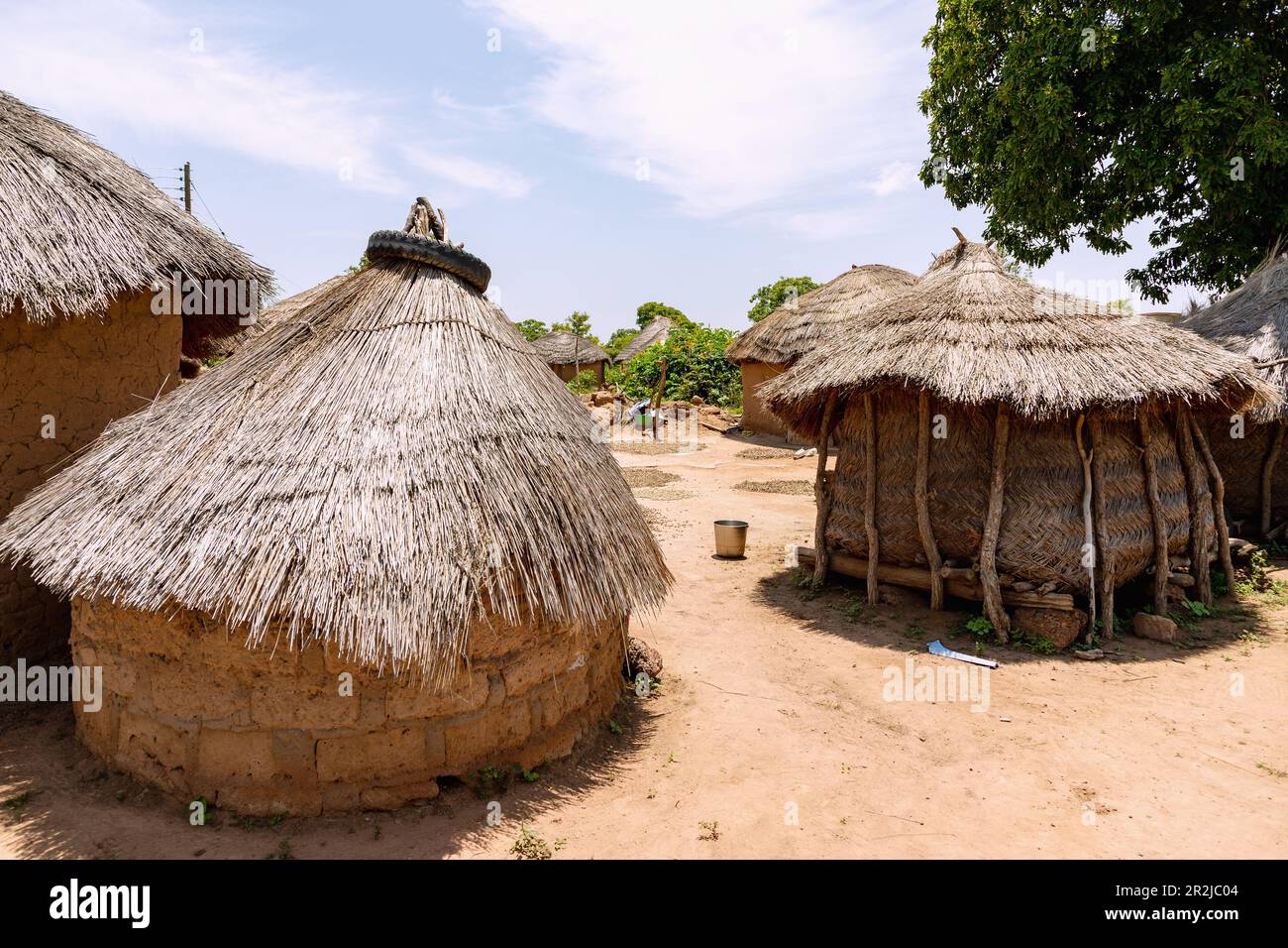 Janikura, traditional round hut village of the Gonja on the Damongo-Sawla-Raod in the Central Gonja District in the Northern Region of northern Ghana Stock Photo