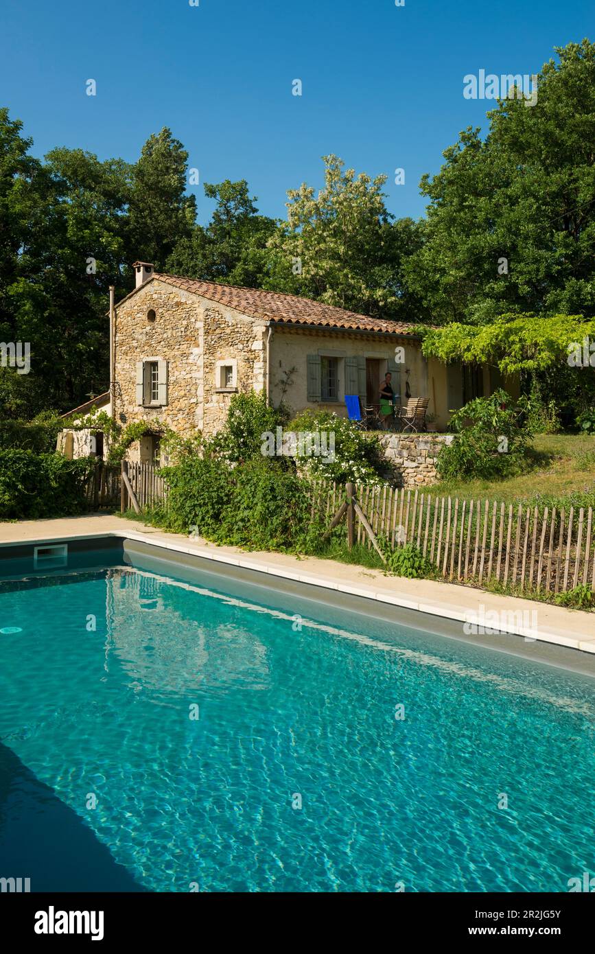 cottage-and-swimming-pool-le-po-t-laval-le-poet-laval-les-plus-beaux