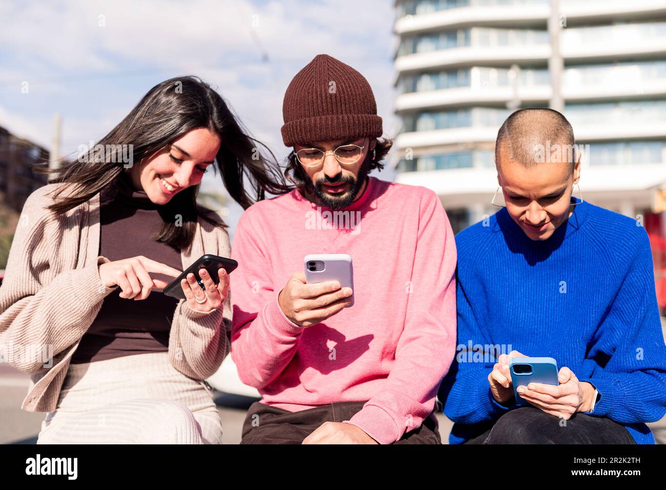Using Og Phones Happy friends group using phones hi-res stock photography and images ...